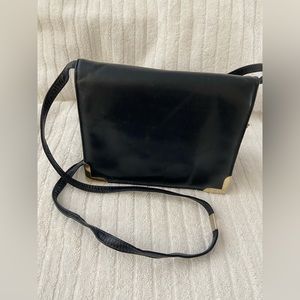 Vintage Leather handbag! Snap closure.  5 1/2 inches high.    Width 7 1/2.